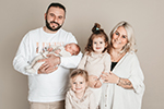  Familie mit Kinder - beige Hintergrund